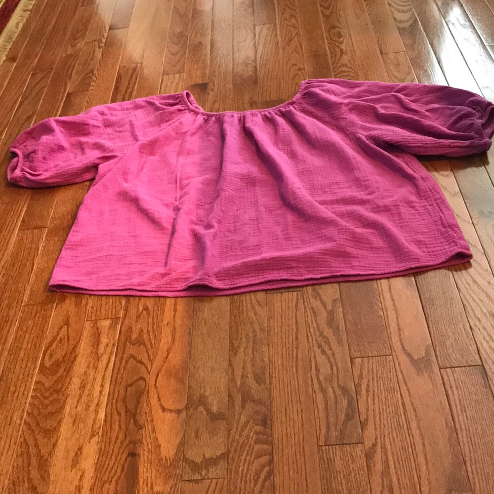 Woman’s Universal Thread 3 quarter length shirt